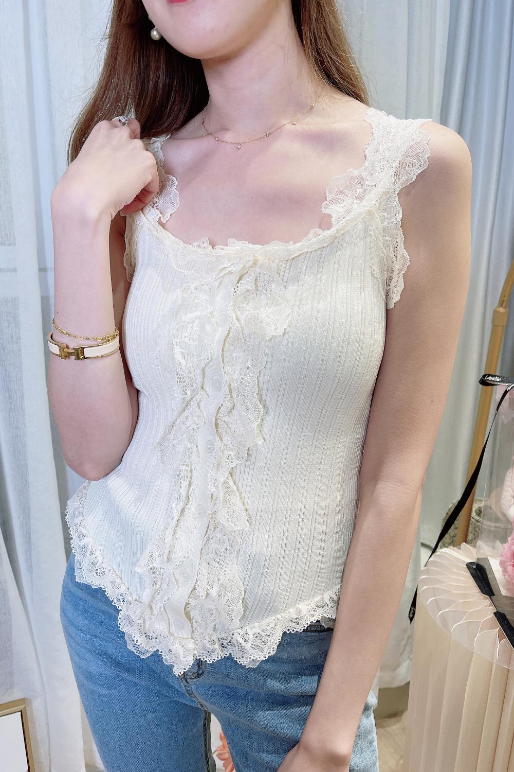 Creamy ruffles lace vest